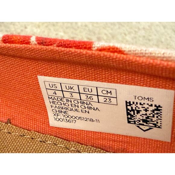 Toms junior size 4 women’s size 5.5-6 cherry pattern - Picture 4 of 6